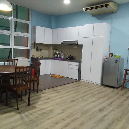Xenia Homestay Kuching Buitenkant foto