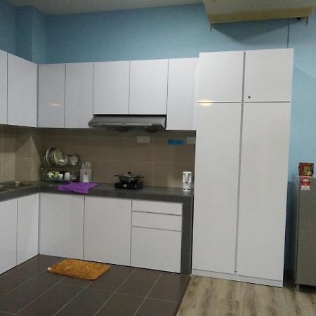 Xenia Homestay Kuching Buitenkant foto