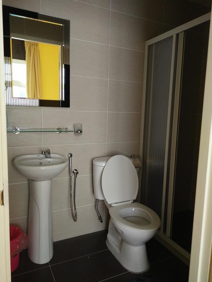 Xenia Homestay Kuching Buitenkant foto