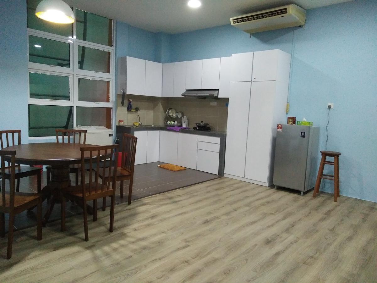 Xenia Homestay Kuching Buitenkant foto