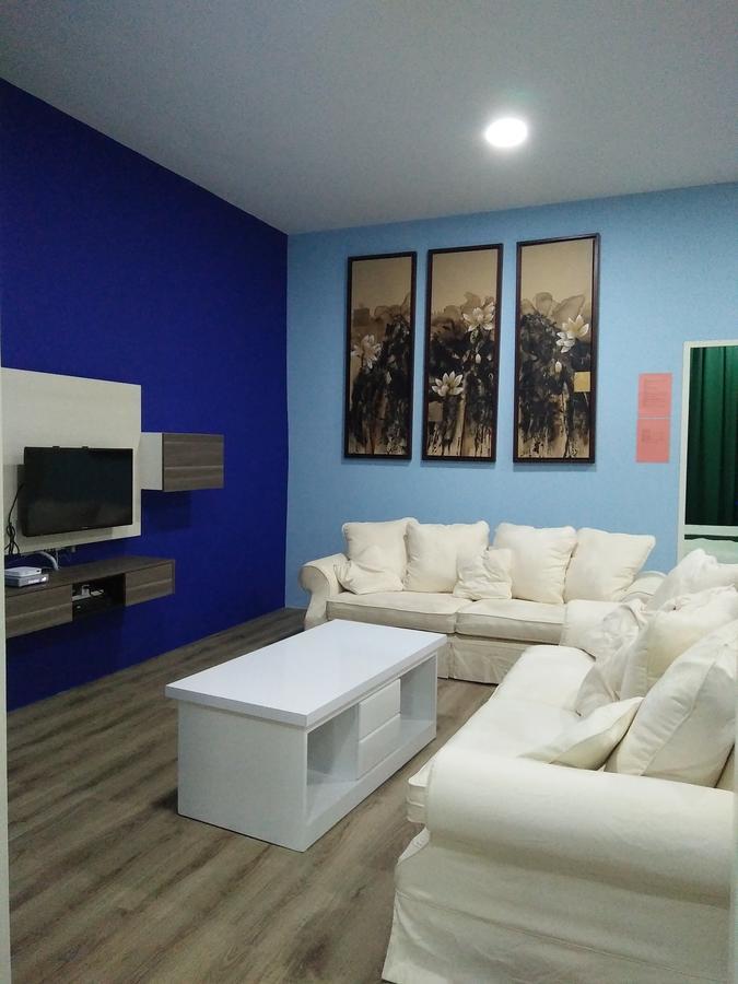 Xenia Homestay Kuching Buitenkant foto